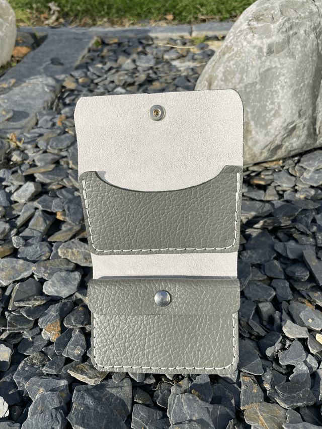 Porte-cartes/porte-monnaie gris imitation peau de serpent